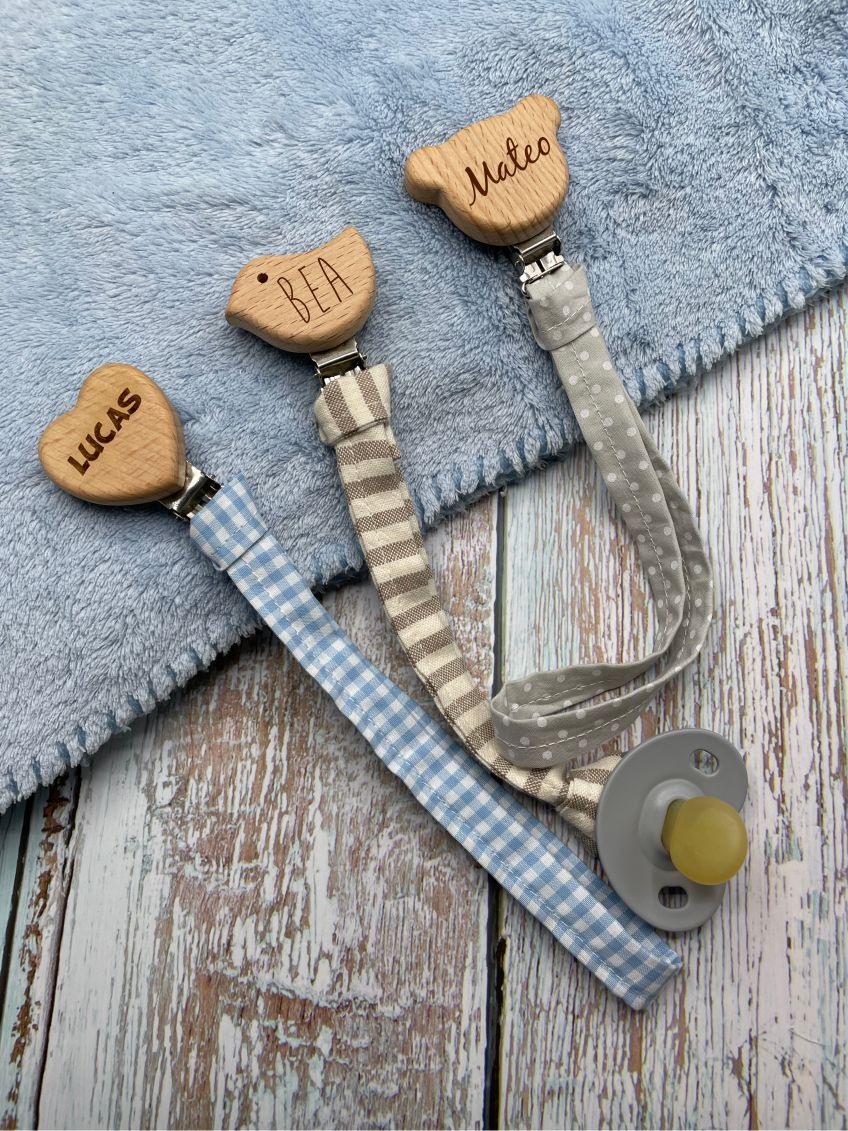 Portachupete de madera y tela personalizado.