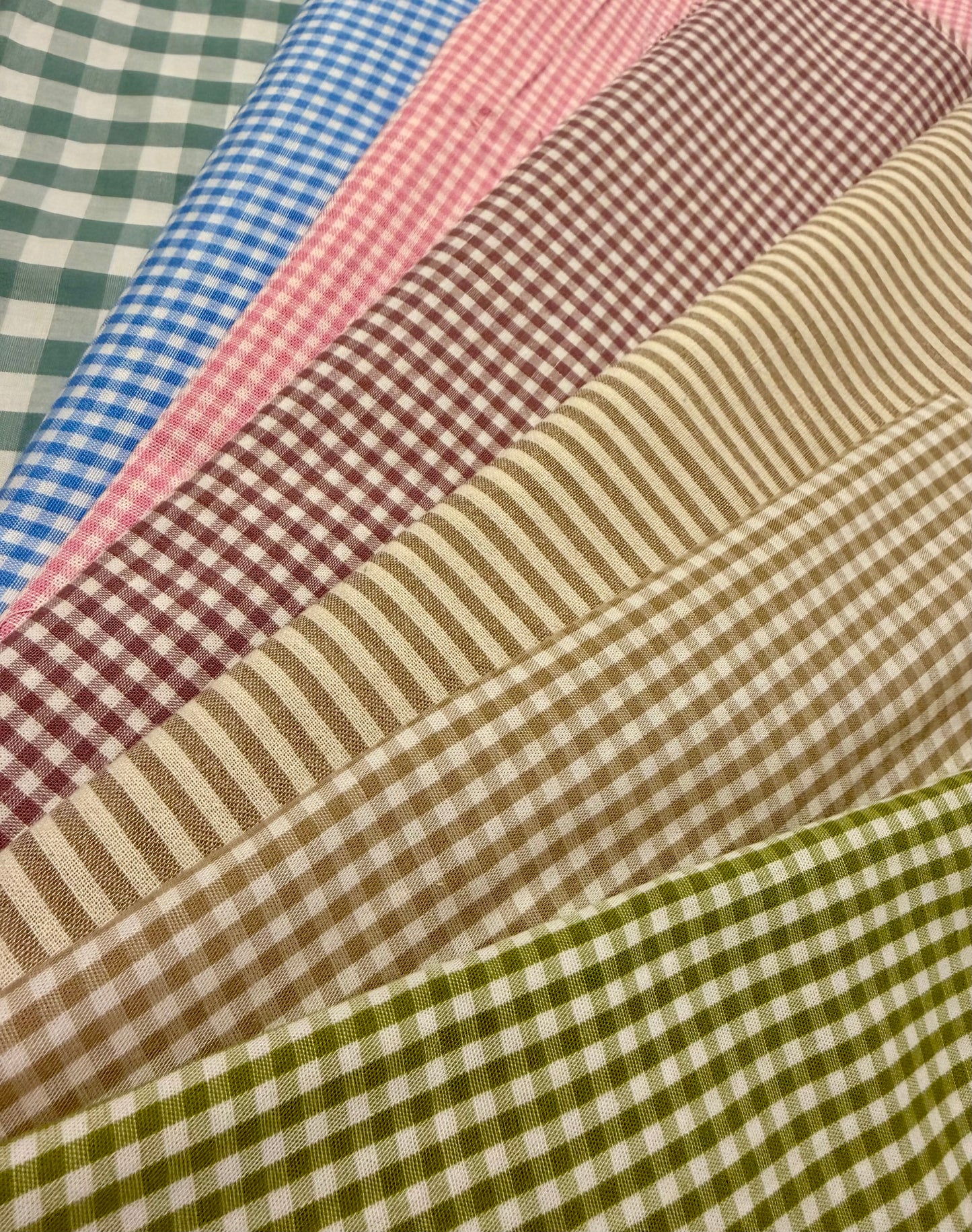 Portachupete de madera y tela elástica personalizado.