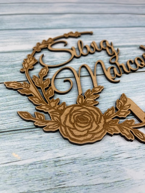 Topper de madera personalizado para tarta de bodas. Modelo1