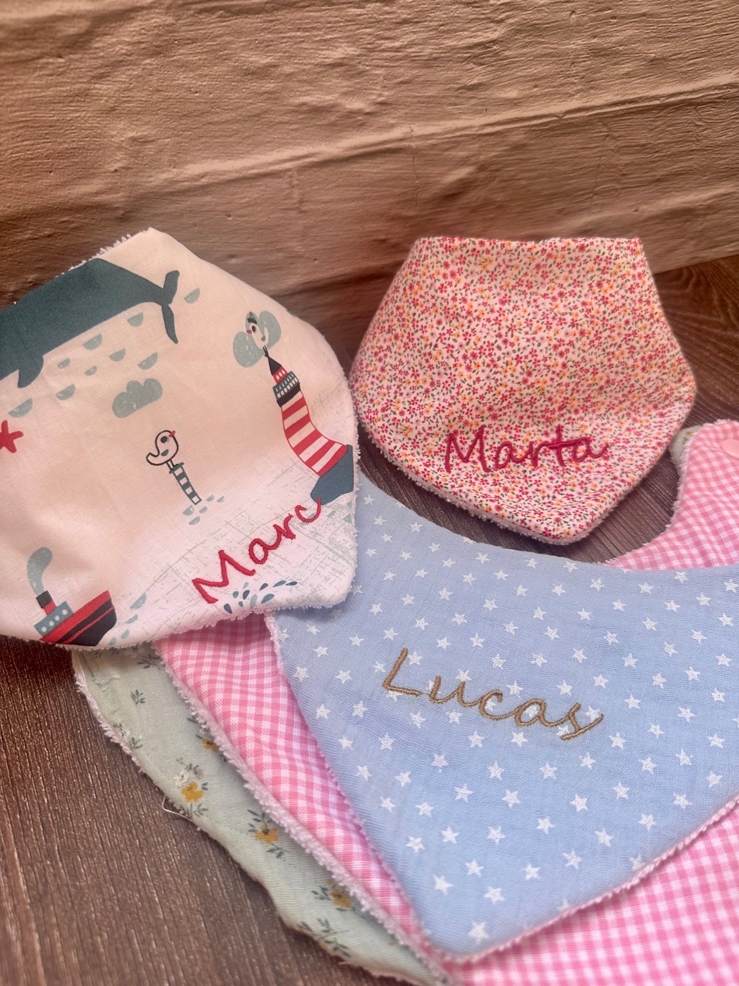 Bandana bebé bordado con nombre.
