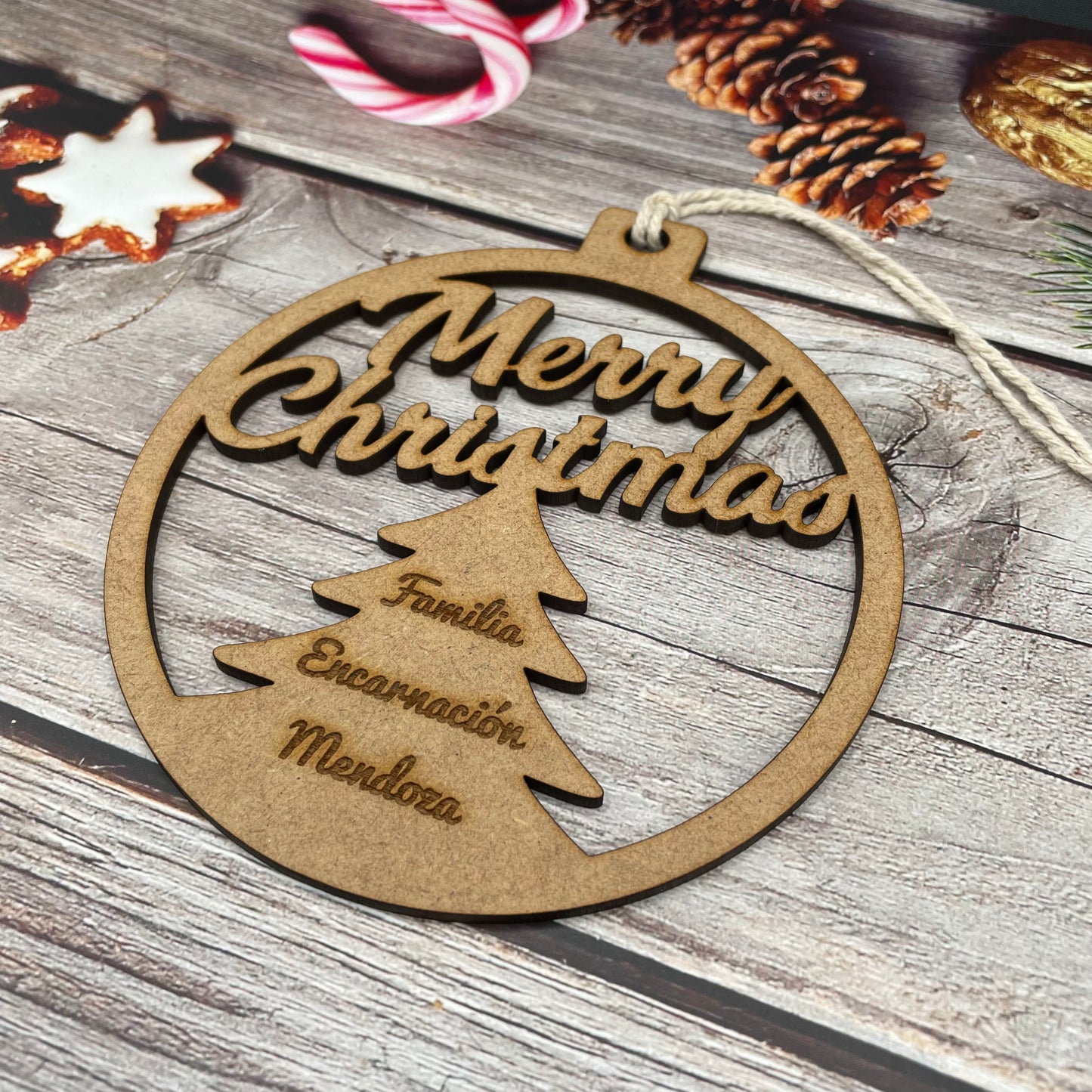 Bola de Navidad "Familia" personalizada con los apellidos de la familia.