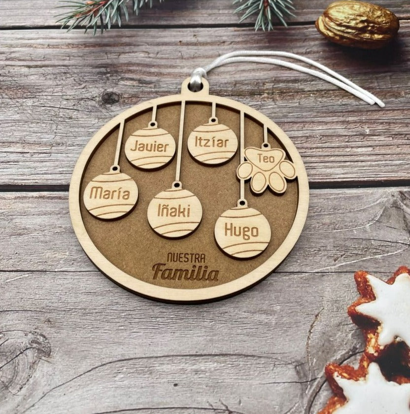 Bola de Navidad "Familia " personalizada con los nombres de la familia.