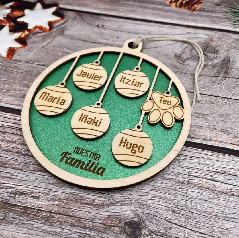Bola de Navidad "Familia " personalizada con los nombres de la familia.