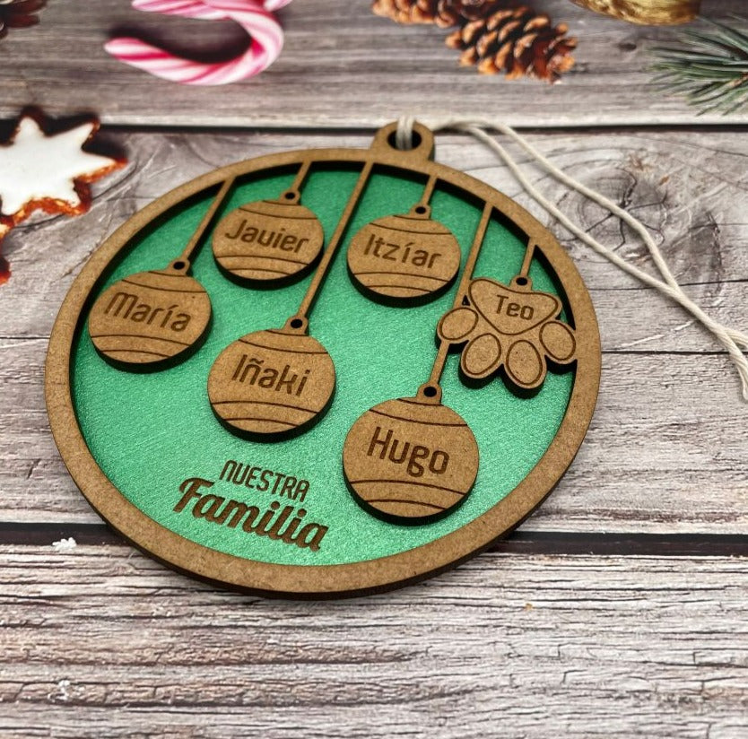Bola de Navidad "Familia " personalizada con los nombres de la familia.