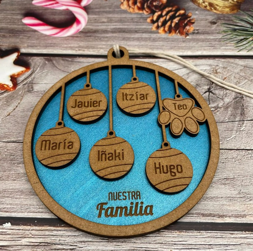 Bola de Navidad "Familia " personalizada con los nombres de la familia.