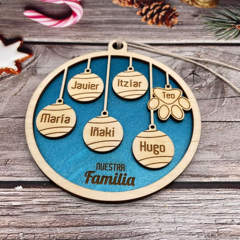 Bola de Navidad "Familia " personalizada con los nombres de la familia.