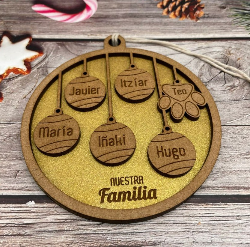 Bola de Navidad "Familia " personalizada con los nombres de la familia.