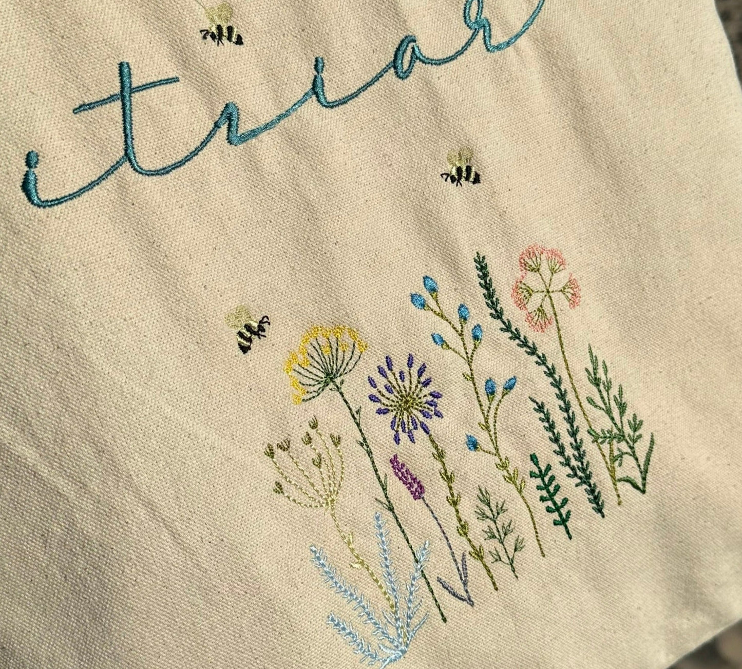 Bolsa con asas bordada con flores