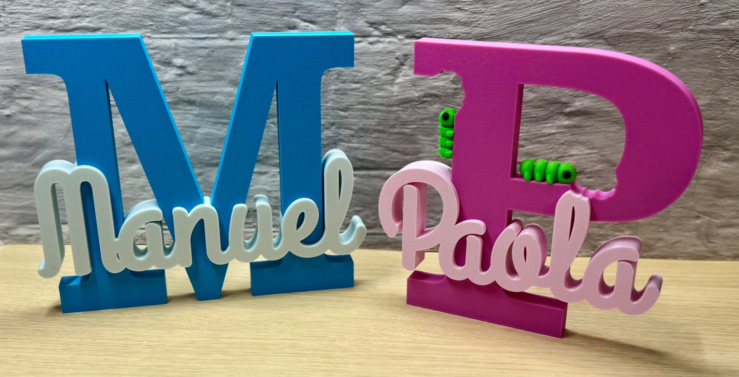Letra inicial decorativa. Gusanos. 20 cm de altura. Personalizada con nombre