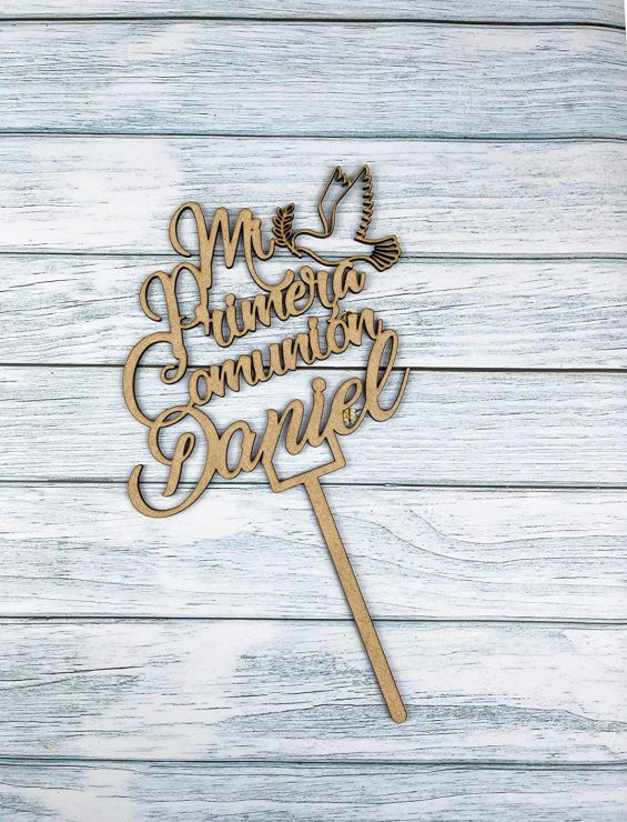 Topper de madera personalizado para tarta de comunión. Modelo2