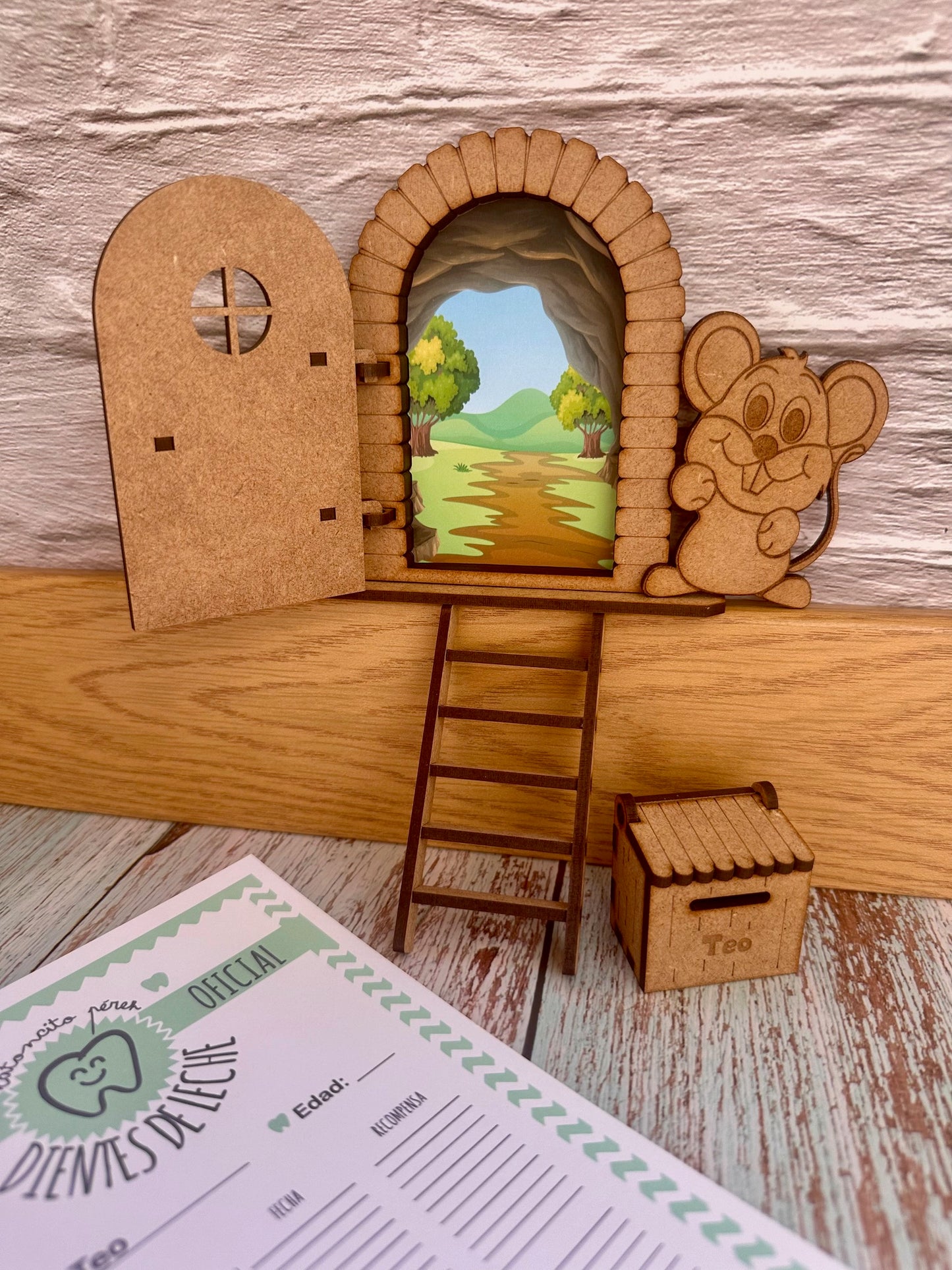 Puerta del ratoncito Pérez con buzón personalizado en madera para pintar.