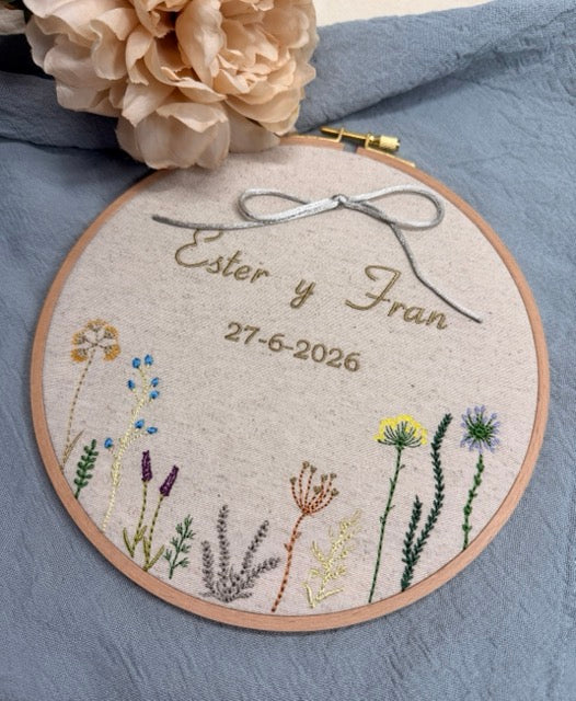 Porta alianzas bordado personalizado en bastidor para boda