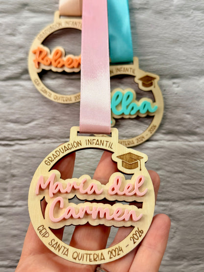 Detalle medalla infantil grabada con nombre y centro