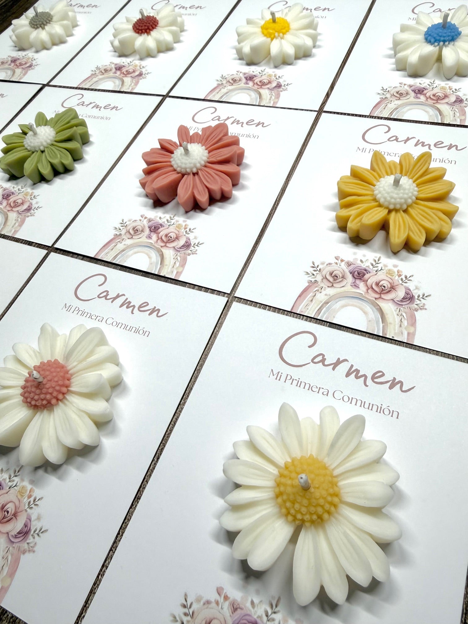 colección de velas margarita sobre cartones de comunión