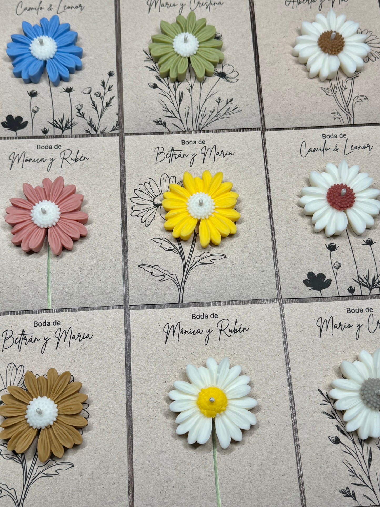 colección de velas margarita sobre cartones de boda
