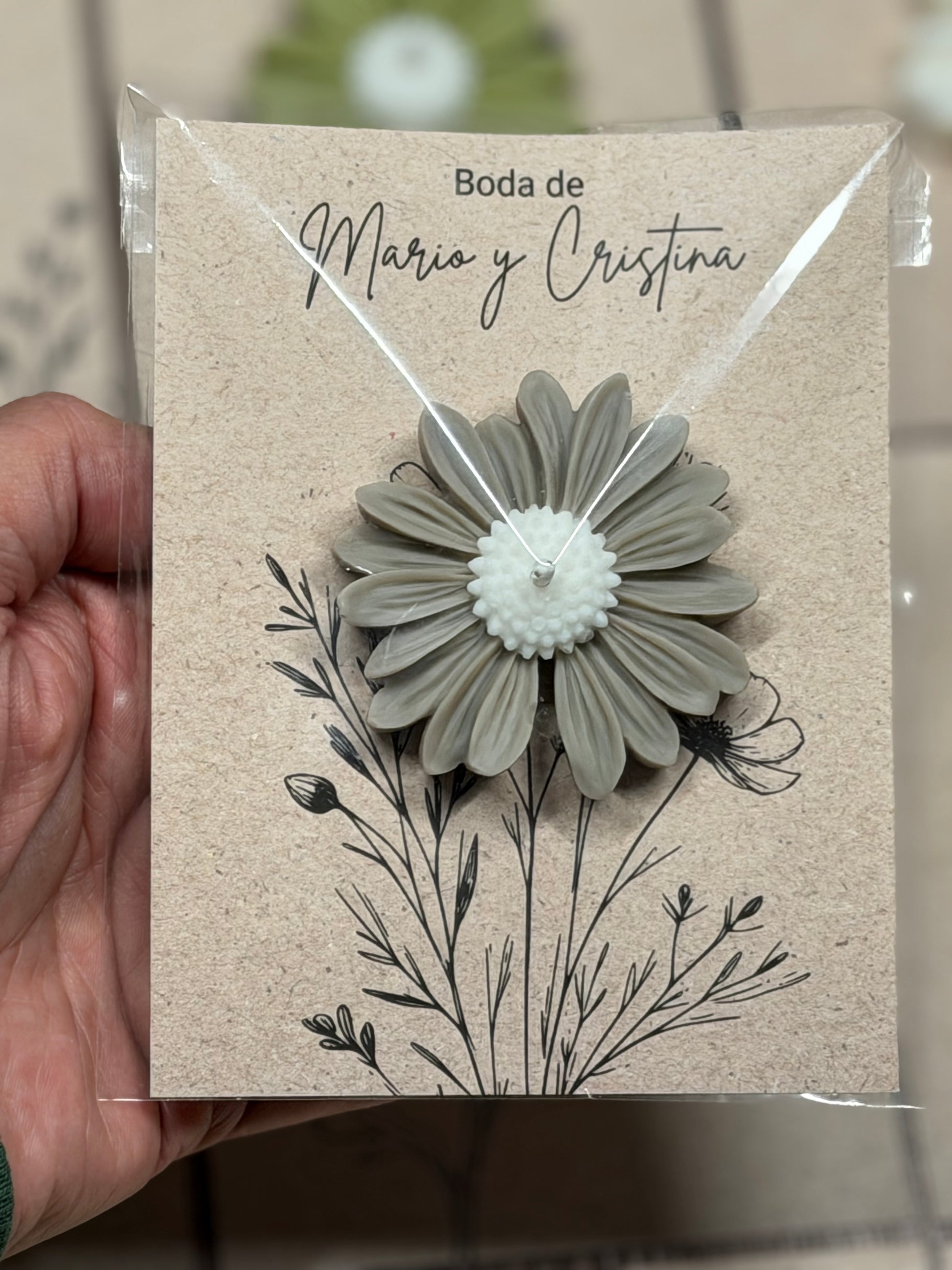 presentación de vela margarita con cartón y bolsa de celofán