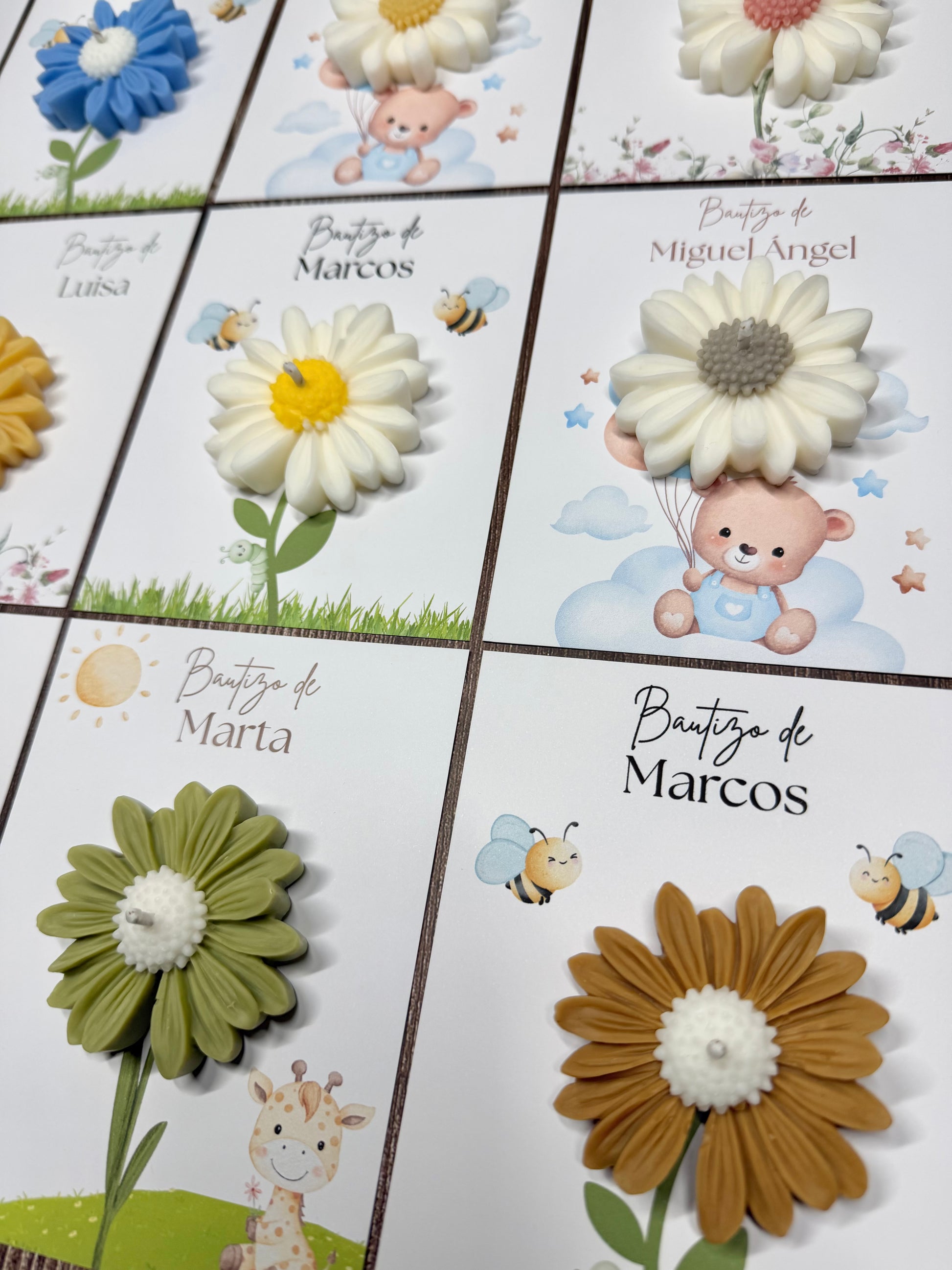 colección de velas margarita sobre cartones de bautizo