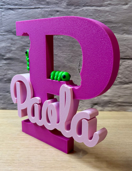 Letra inicial decorativa. Gusanos. 20 cm de altura. Personalizada con nombre